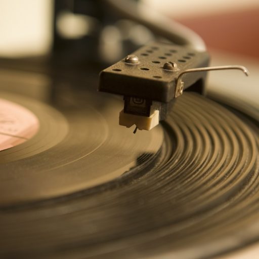 Ecoute Voir - Une incitation à écouter les musiques et aller voir les artistes. - franceinfo